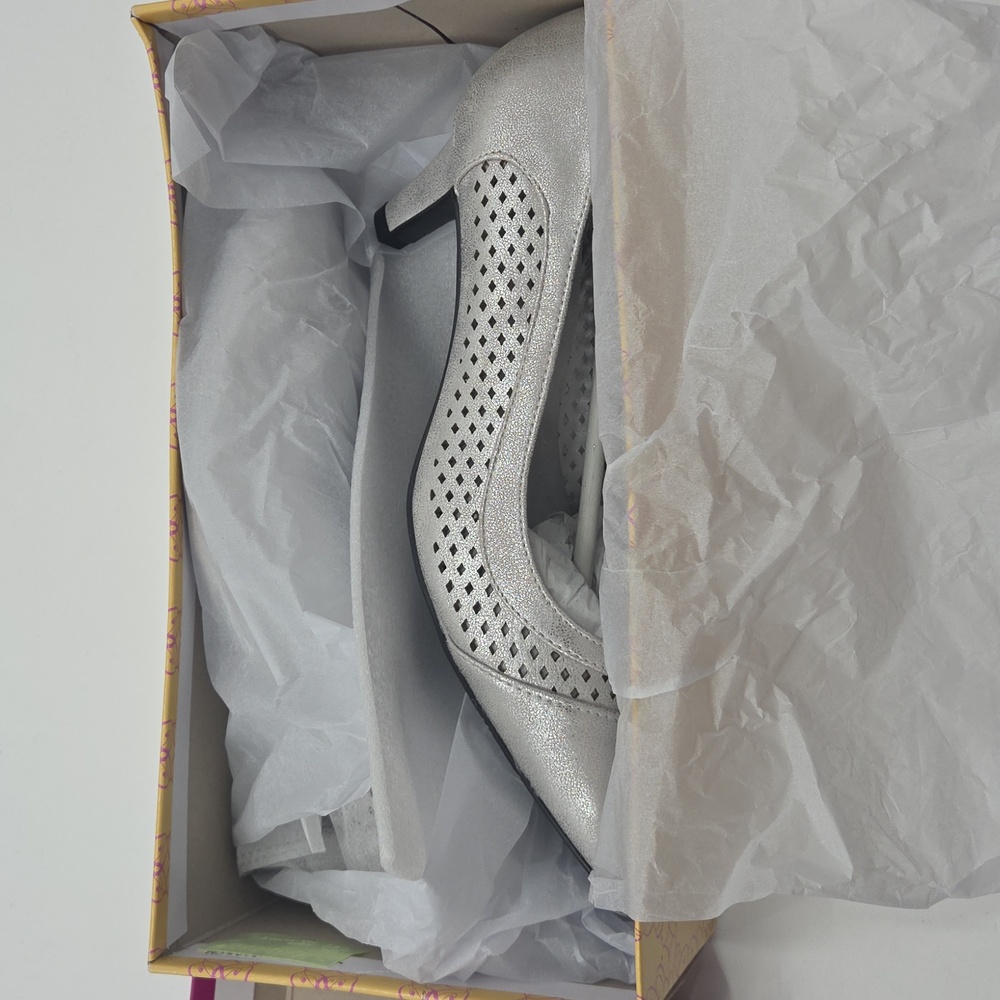 Easy Street Women's Ansen Silver Kitten Heels - Picture 6 of 16